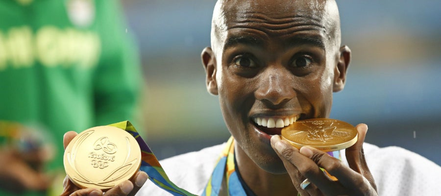 Mo Farah posa con sus dos oros olímpicos Mo Farah posa con sus dos oros olímpicos