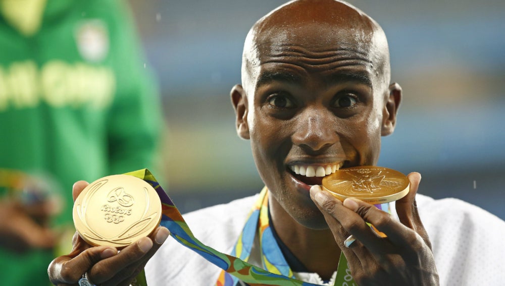 Mo Farah posa con sus dos oros olímpicos