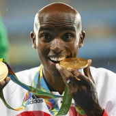 Mo Farah posa con sus dos oros olímpicos