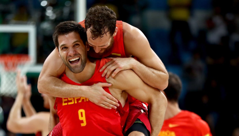 Felipe Reyes y Sergio Rodríguez celebran el bronce conseguido en los Juegos
