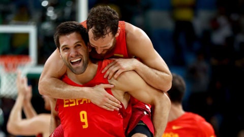 Felipe Reyes y Sergio Rodr&iacute;guez celebran el bronce conseguido en los Juegos