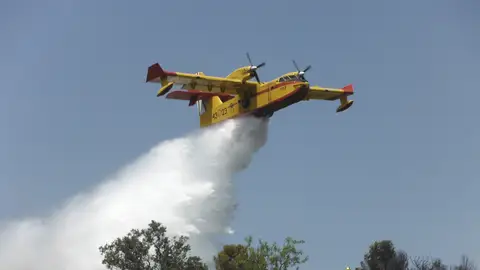 Hidroavión trabajando en las labores de extinción. Hidroavión trabajando en las labores de extinción.