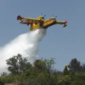 Hidroavión trabajando en las labores de extinción. Hidroavión trabajando en las labores de extinción.