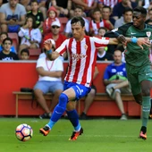 Amorebieta controla el balón ante la presión de Williams Amorebieta controla el balón ante la presión de Williams