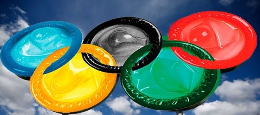 Los aros olímpicos, formados por preservativos Los aros olímpicos, formados por preservativos