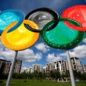 Los aros olímpicos, formados por preservativos