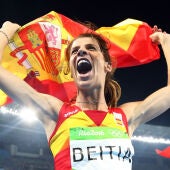 Ruth Beitia celebra su medalla de oro
