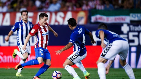 Kevin Gameiro controla el bal&oacute;n ante la defensa del Alav&eacute;s