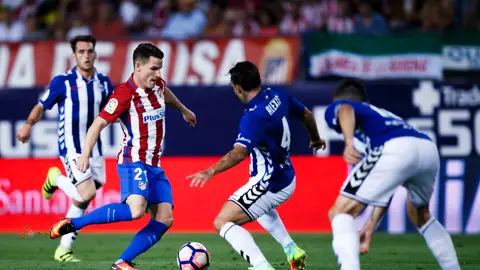 Kevin Gameiro controla el balón ante la defensa del Alavés Kevin Gameiro controla el balón ante la defensa del Alavés