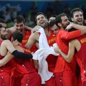 La selección española de baloncesto celebra su bronce en Río 2016