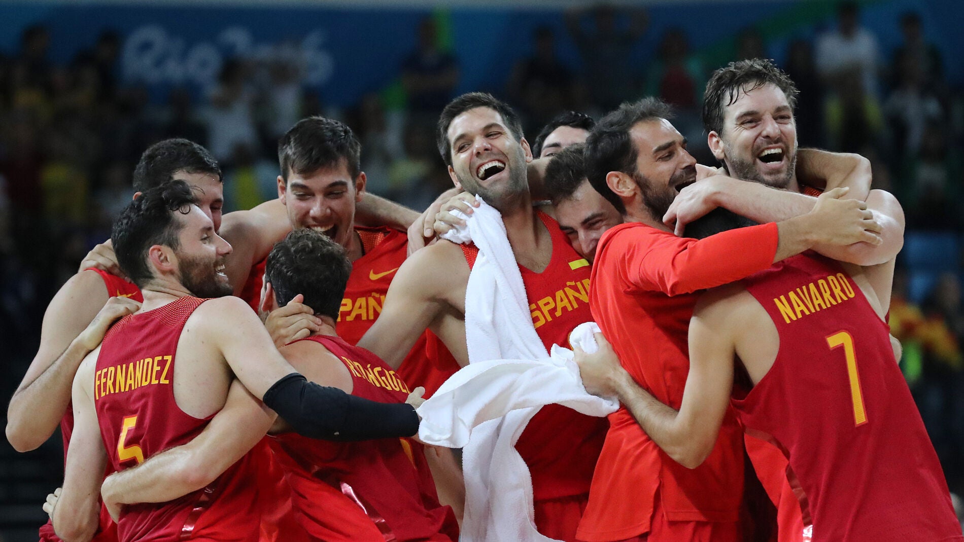 La selección española de baloncesto celebra su bronce en Río 2016