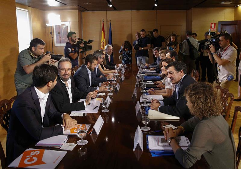 Los equipos negociadores de PP y C's negocian el capítulo de Economía y Empleo Los equipos negociadores de PP y C's negocian el capítulo de Economía y Empleo