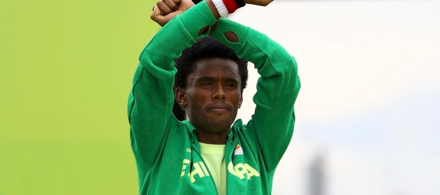 Feyisa Lilesa levanta los brazos en forma de protesta Feyisa Lilesa levanta los brazos en forma de protesta