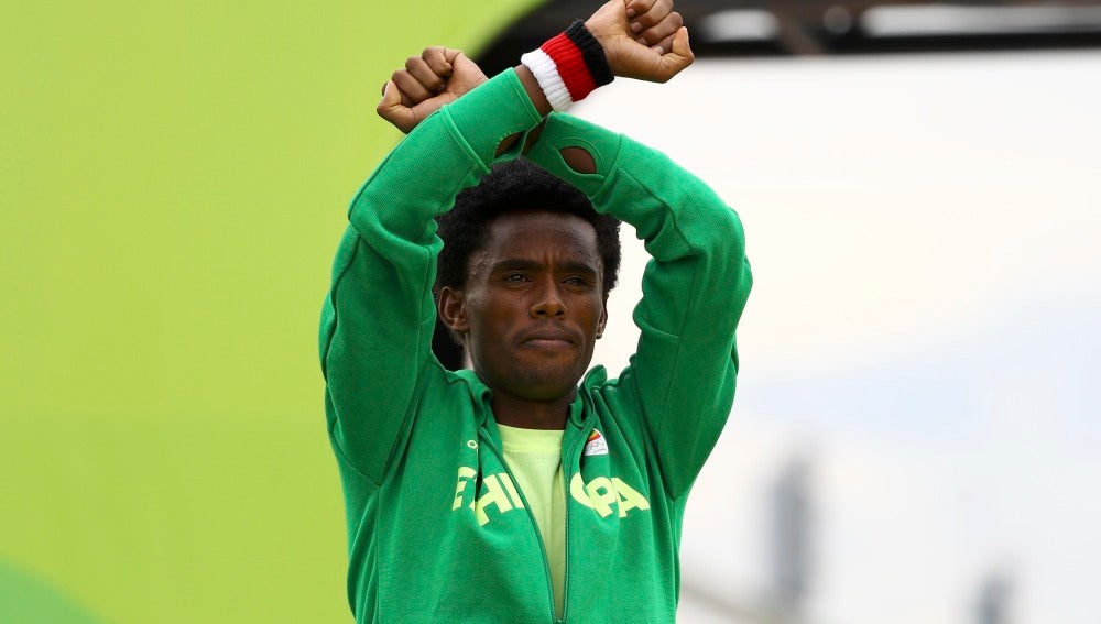 Feyisa Lilesa levanta los brazos en forma de protesta
