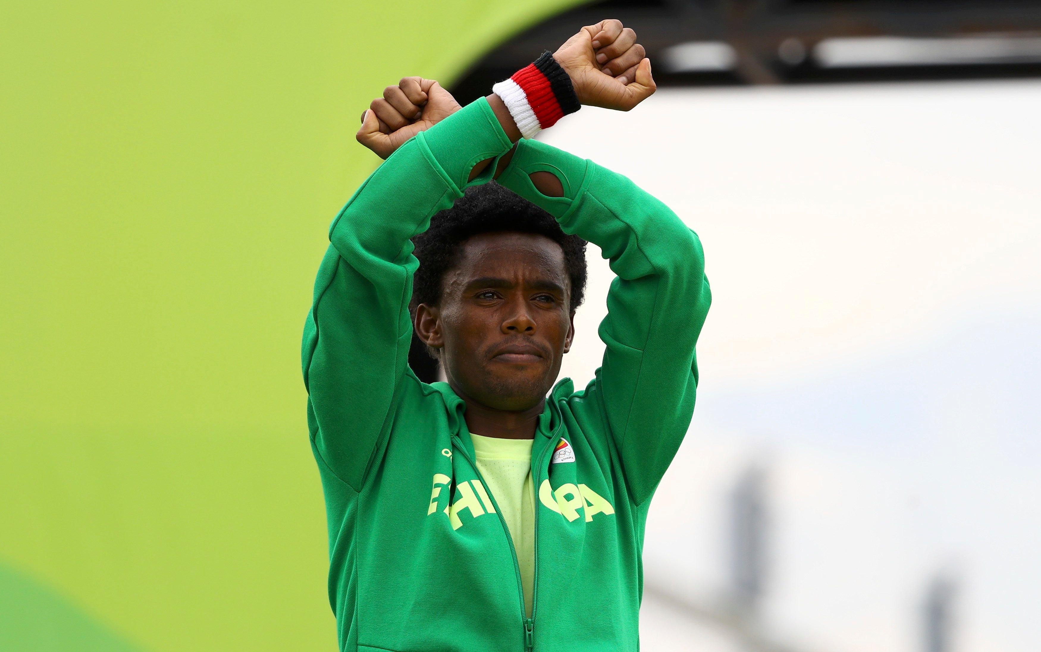 El atleta etíope Feyisa Lilesa pide asilo en Brasil tras los JJOO El atleta etíope Feyisa Lilesa pide asilo en Brasil tras los JJOO