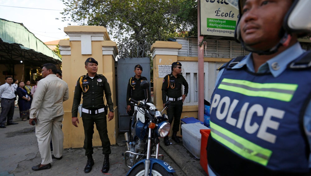 Policía de Camboya a la puerta de los colegios 