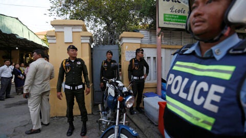 Polic&iacute;a de Camboya a la puerta de los colegios 