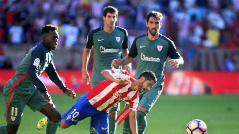 I&ntilde;aki Williams pelea por el bal&oacute;n