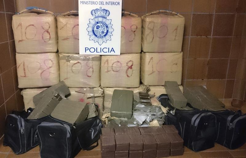 La Policía Nacional ha detenido a 22 personas y se ha incautado de 840 kilos de hachís, en una operación contra el tráfico de drogas en Castellón La Policía Nacional ha detenido a 22 personas y se ha incautado de 840 kilos de hachís, en una operación contra el tráfico de drogas en Castellón