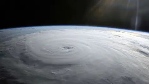 Vista del Huracán Danielle desde la ISS. Vista del Huracán Danielle desde la ISS.