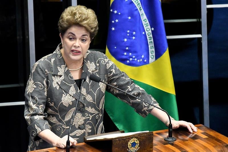 Rousseff dice al Senado que Brasil está "a un paso de un golpe de Estado" Rousseff dice al Senado que Brasil está "a un paso de un golpe de Estado"