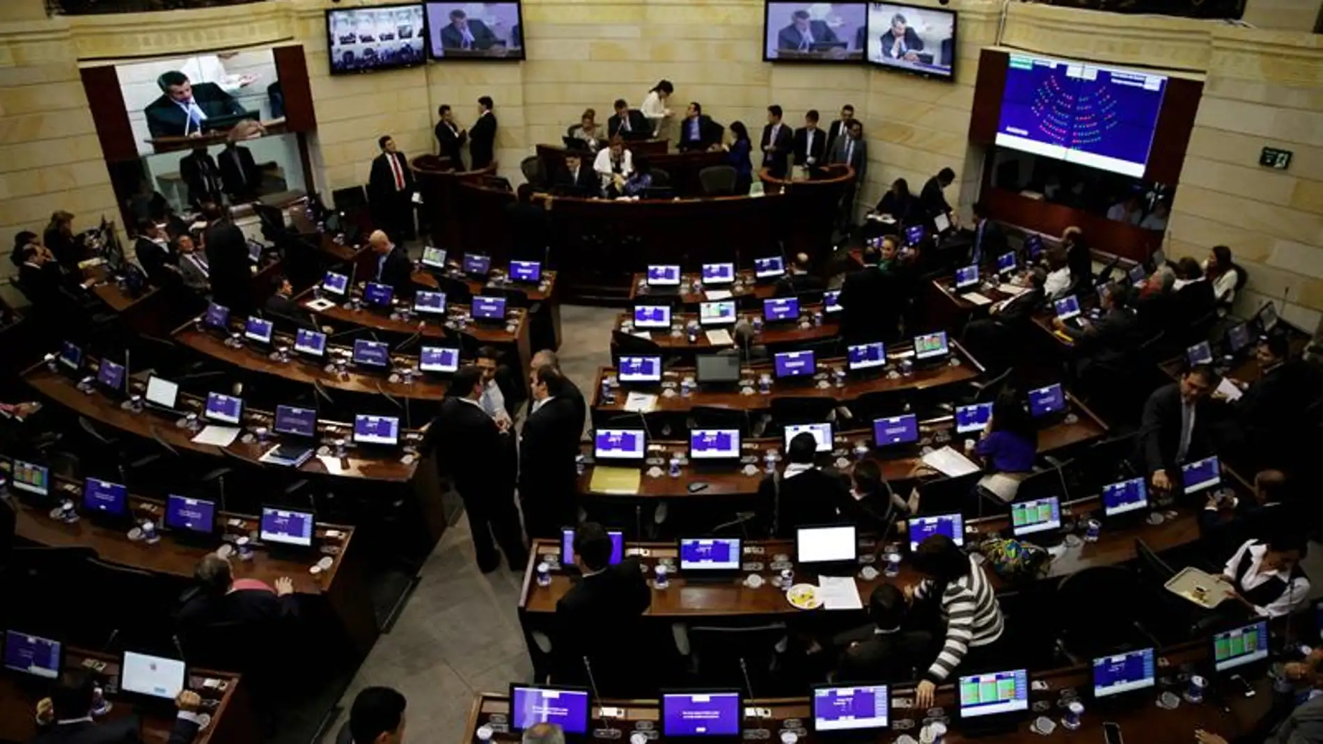  El Congreso colombiano aprueba la convocatoria del plebiscito de paz para el 2 de octubre.