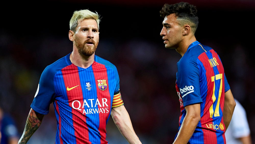 Munir, junto a Leo Messi en el Barça
