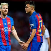 Munir, junto a Leo Messi en el Barça
