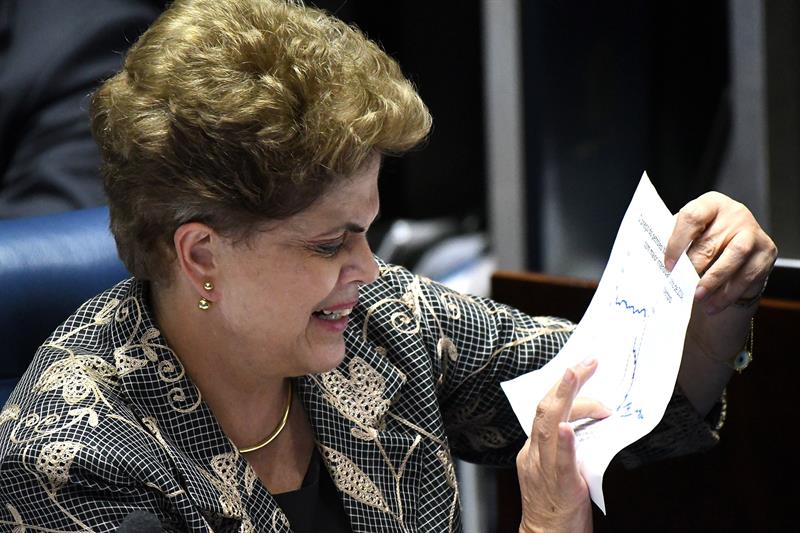 Dilma Rousseff comparece durante 14 horas y el Senado debatirá el martes si le destituye Dilma Rousseff comparece durante 14 horas y el Senado debatirá el martes si le destituye