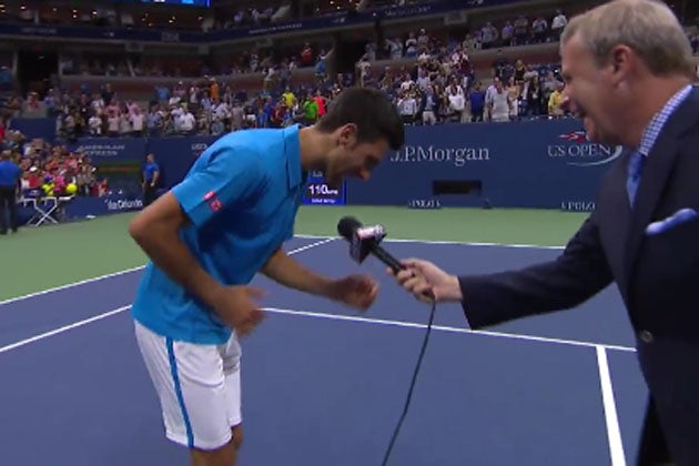 Djokovic se viene arriba e imita a Phil Collins en el US Open Djokovic se viene arriba e imita a Phil Collins en el US Open