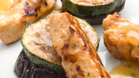 Mini pinchos de pollo con verduras gratinadas