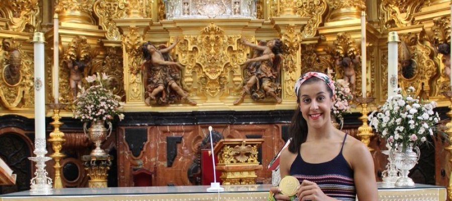 Carolina Marín, junto a la Virgen del Rocío Carolina Marín, junto a la Virgen del Rocío