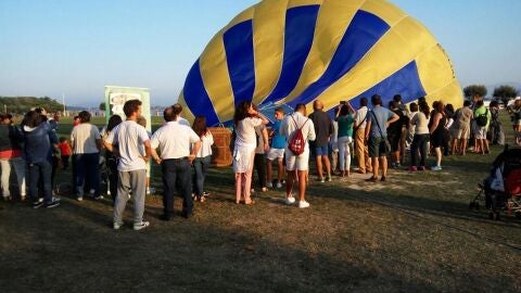 Un centenar de personas tuvieron la posibilidad de subir en Globo Cautivo y disfrutaron de las mejores vistas de Santander desde la Campa de La Magdalena 