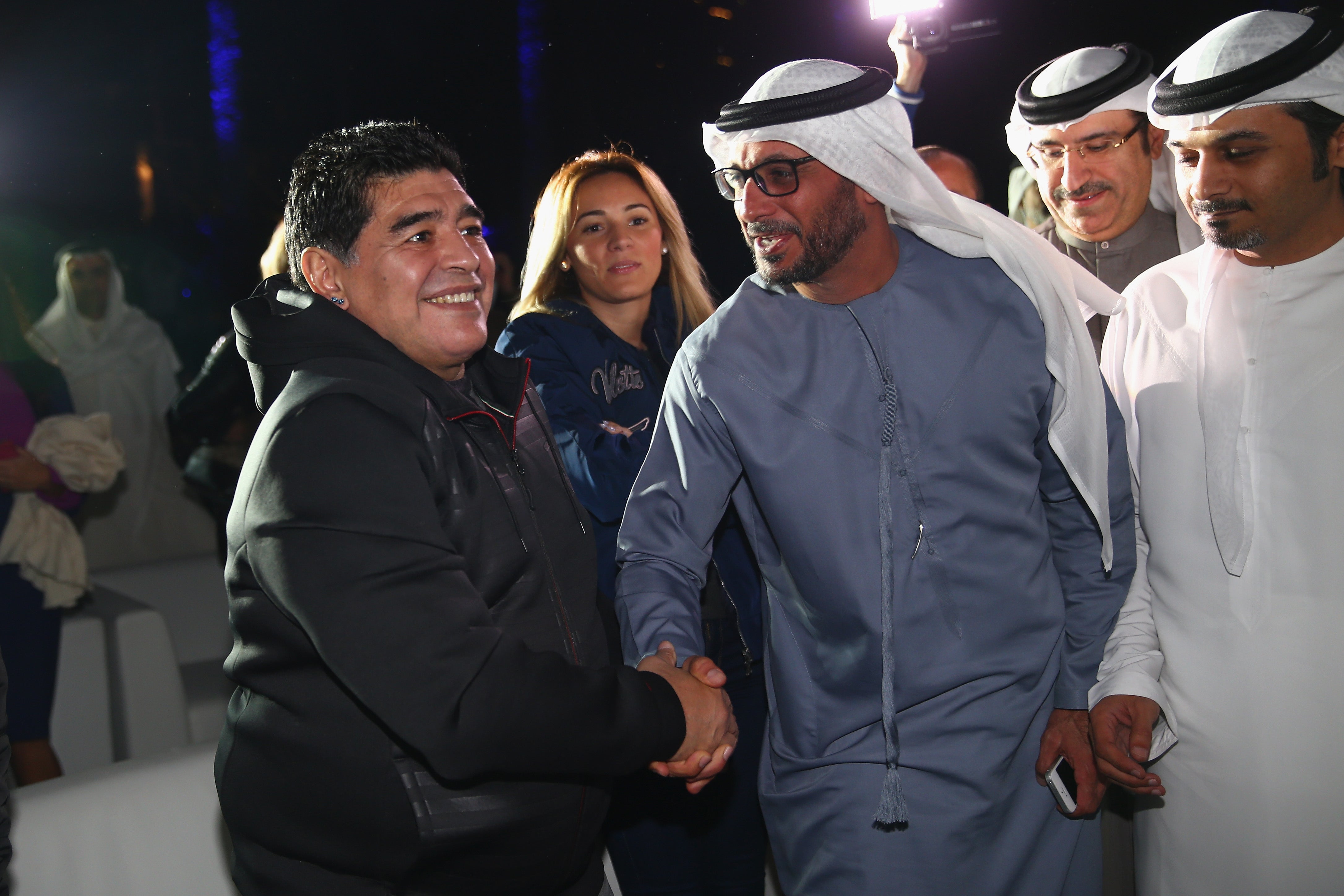 Argentina no deja volar a Maradona porque se presentó con un pasaporte 'robado' Argentina no deja volar a Maradona porque se presentó con un pasaporte 'robado'