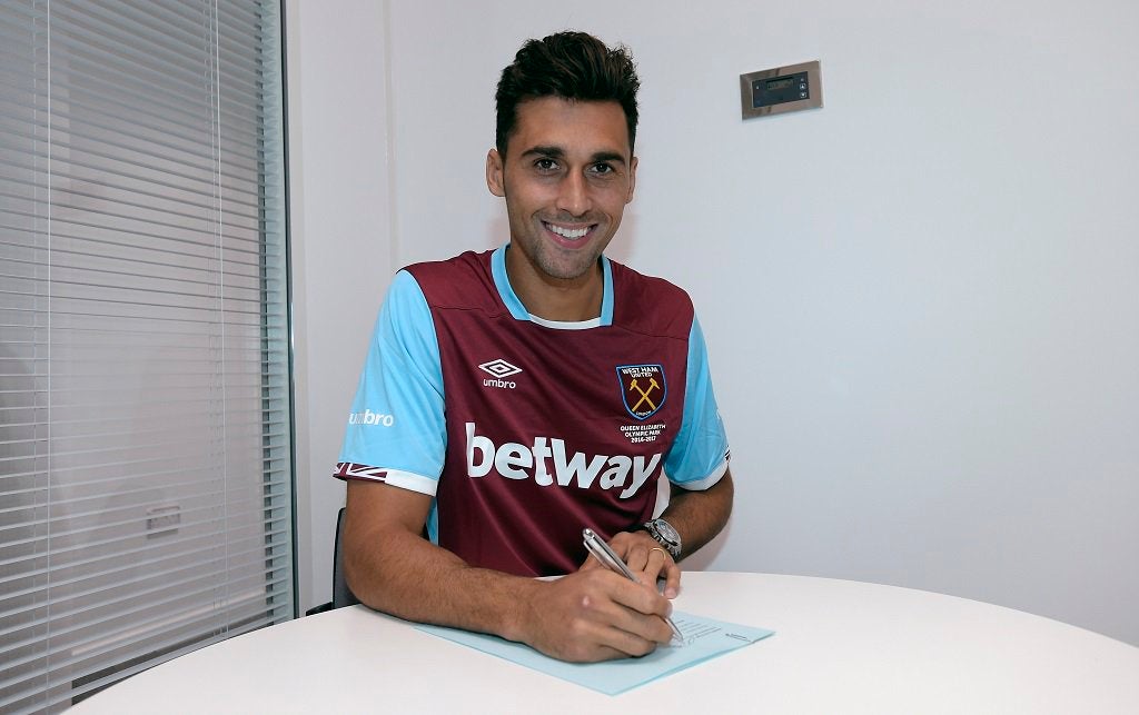 Álvaro Arbeloa: "Hablo con Mourinho bastante y también con Karanka" Álvaro Arbeloa: "Hablo con Mourinho bastante y también con Karanka"