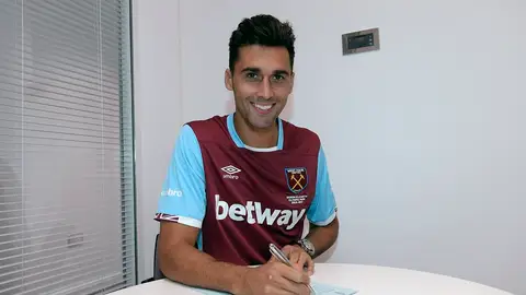 Álvaro Arbeloa firma su nuevo contrato con el West Ham Álvaro Arbeloa firma su nuevo contrato con el West Ham