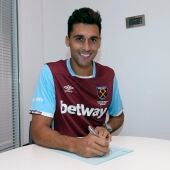 Álvaro Arbeloa firma su nuevo contrato con el West Ham