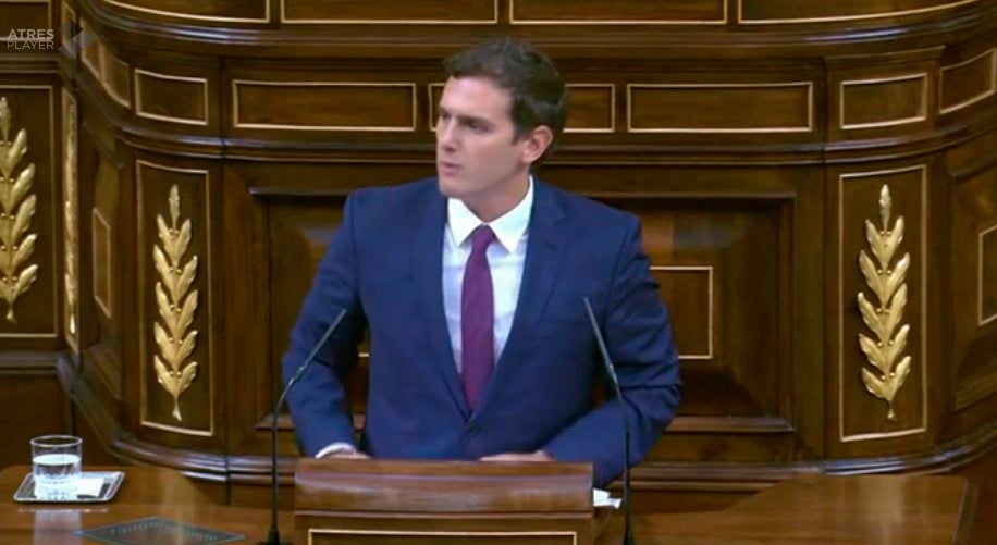 Rivera justifica su apoyo a Rajoy: "Hay que elegir entre lo malo y lo menos malo" Rivera justifica su apoyo a Rajoy: "Hay que elegir entre lo malo y lo menos malo"