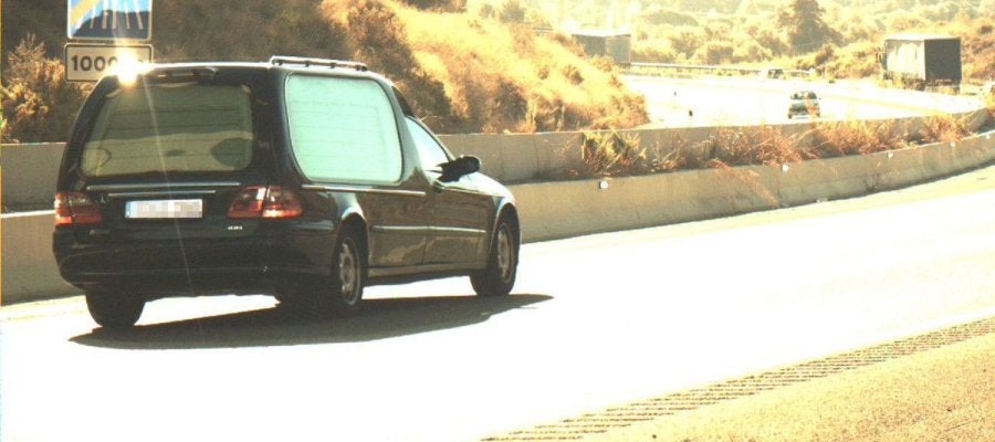 El coche fúnebre captado por un radar El coche fúnebre captado por un radar