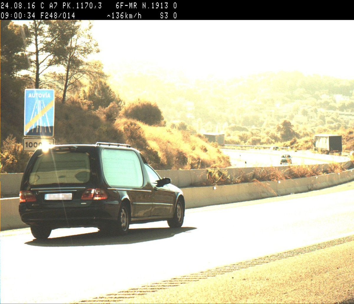 Un radar detecta un coche fúnebre a 130 km/h con el chófer sin puntos del carné Un radar detecta un coche fúnebre a 130 km/h con el chófer sin puntos del carné