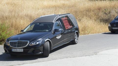 El coche f&uacute;nebre con los restos mortales de Ana Huete, la joven fallecida en el terremoto en Italia
