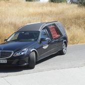 El coche fúnebre con los restos mortales de Ana Huete, la joven fallecida en el terremoto en Italia