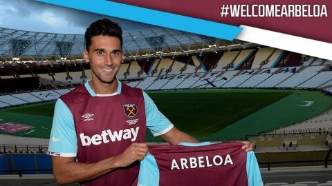 Arbeloa posa con la camiseta del West Ham