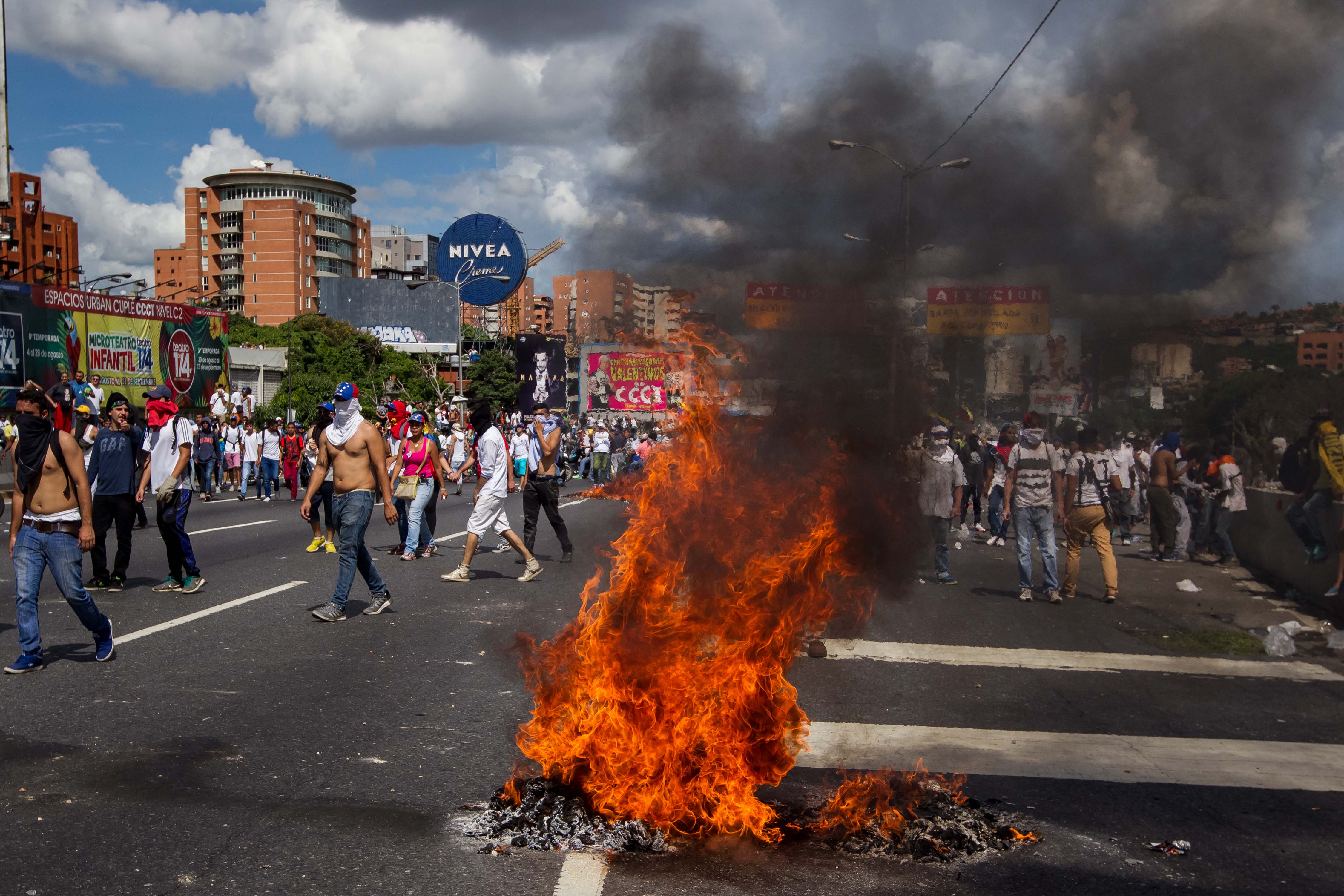 Disturbios después de que varios infiltrados trataran de enfrentarse a las fuerzas de seguridad en Caracas Disturbios después de que varios infiltrados trataran de enfrentarse a las fuerzas de seguridad en Caracas