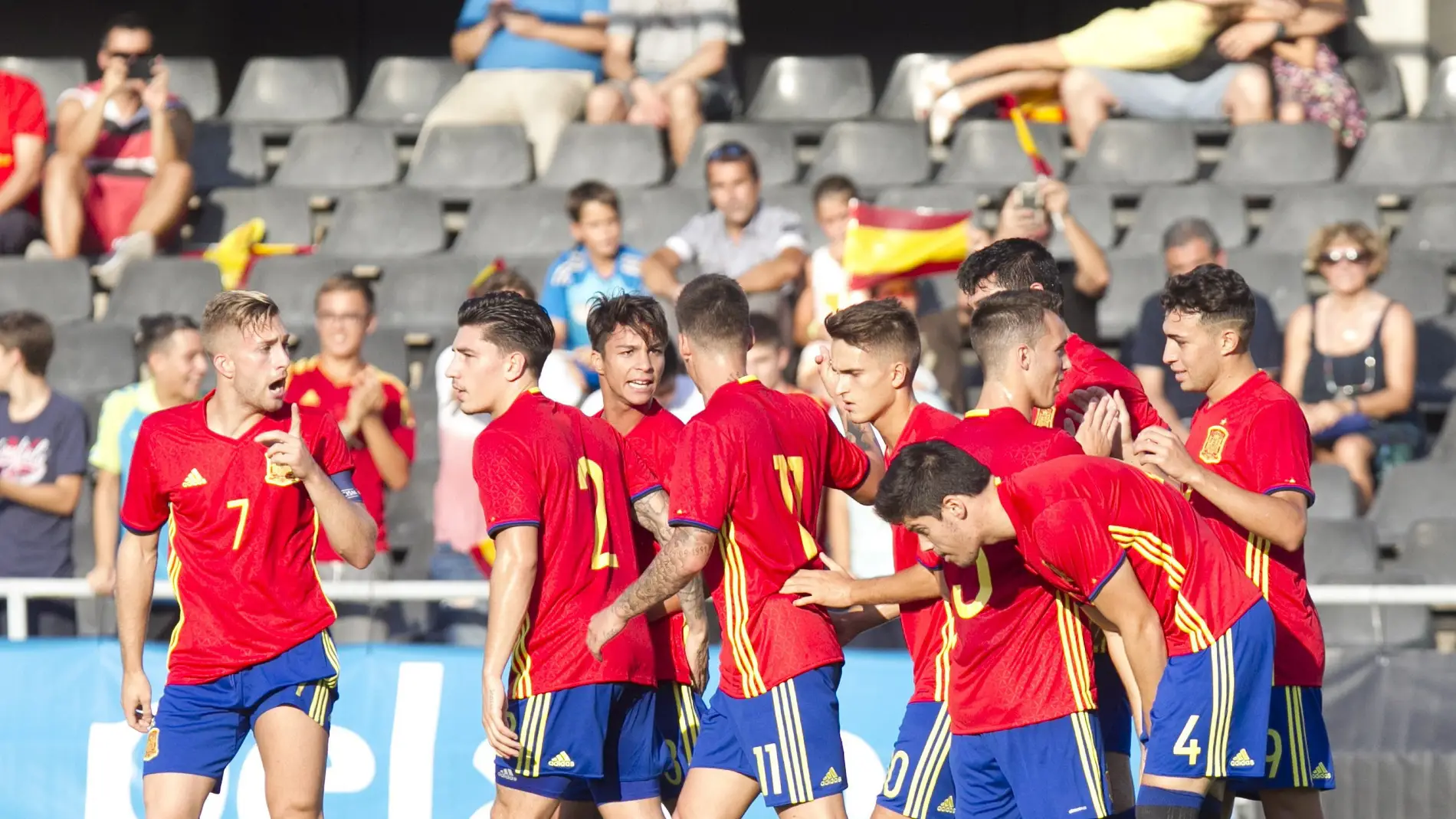 Los jugadores de la selección española sub-21 celebran su victoria sobre San Marino