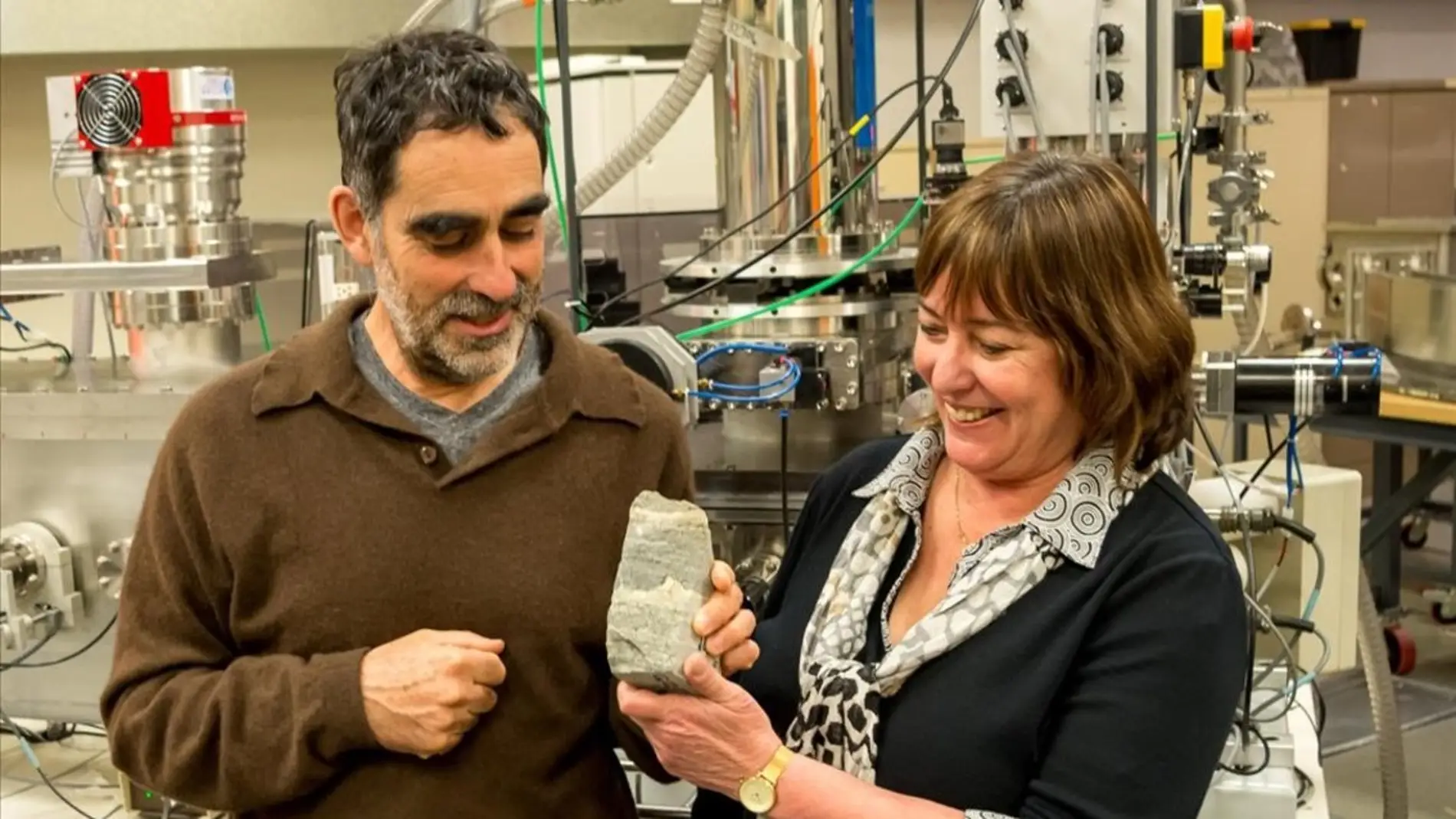 Los investigadores, Allen Nutman y Vickie Bennet, muestran el fósil de 3.700 millones de años hallado en Groenlandia