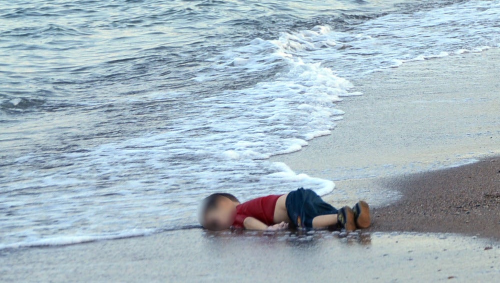Diez años de la imagen de Aylan que conmovió al mundo: "Una patada en el estómago" Diez años de la imagen de Aylan que conmovió al mundo: "Una patada en el estómago"