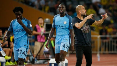 Yay&aacute; Toure se retira del terreno de juego con Guardiola dando instrucciones