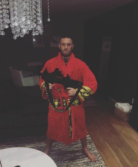 Conor McGregor posa en una foto con una ametralladora: "Necesitas gente como yo" Conor McGregor posa en una foto con una ametralladora: "Necesitas gente como yo"