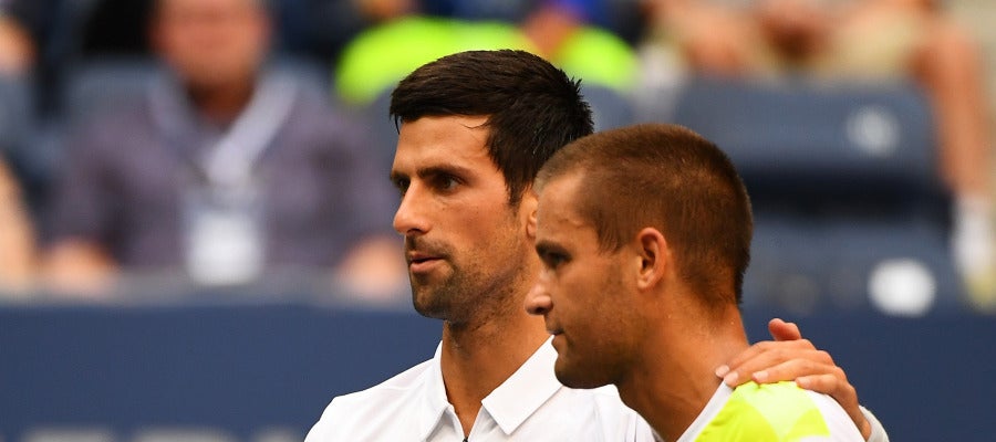 Djokovic y Youzhny se saludan después del partido Djokovic y Youzhny se saludan después del partido